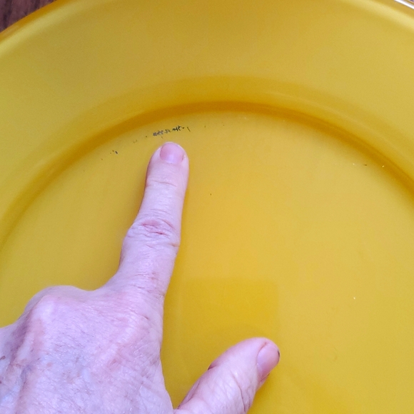 Four (4) glass charger plates - Picture 7 of 9